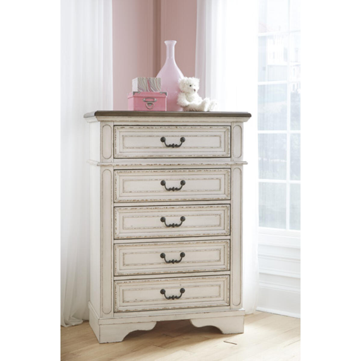 8447696e8679176ea30b5fffbb04ed31 Realyn Chest of Drawers - Image 1
