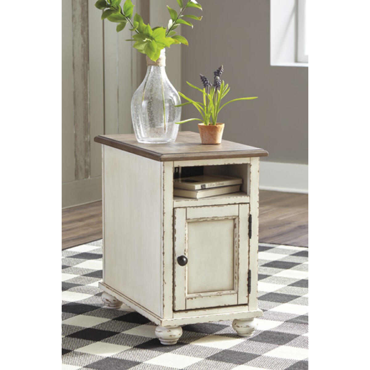 8ccff1cbff5de298572d76d0897084dd Realyn Chairside End Table - Image 1