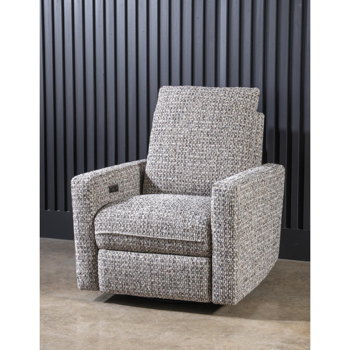 0702f88d4b176321586ac27bfca4ea1f Chair - Image 1