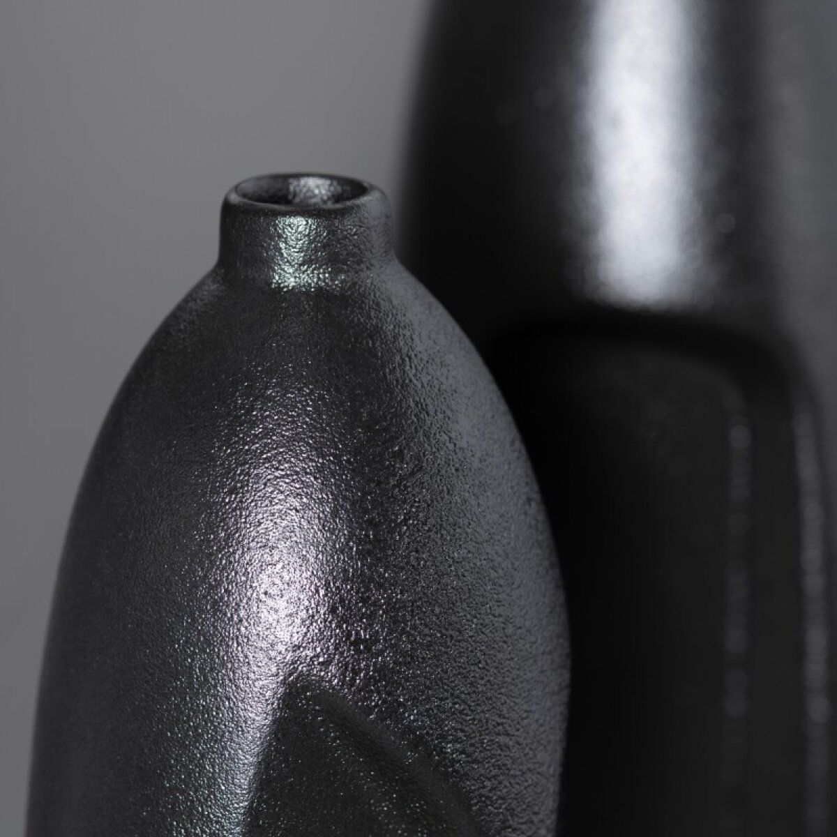 aeefb1f759b9261a2b5d3d92811412be Noir Vases - Image 1