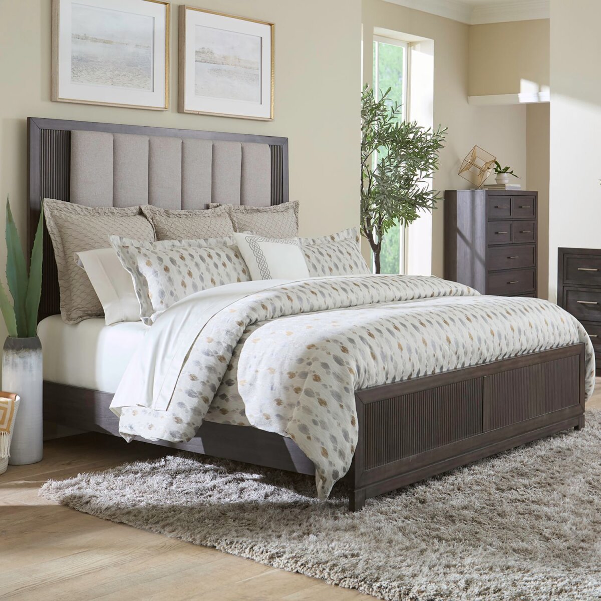 bad009f23774f610fbc3b71a7987a2b3 Opt Queen Uph Bed - Image 1