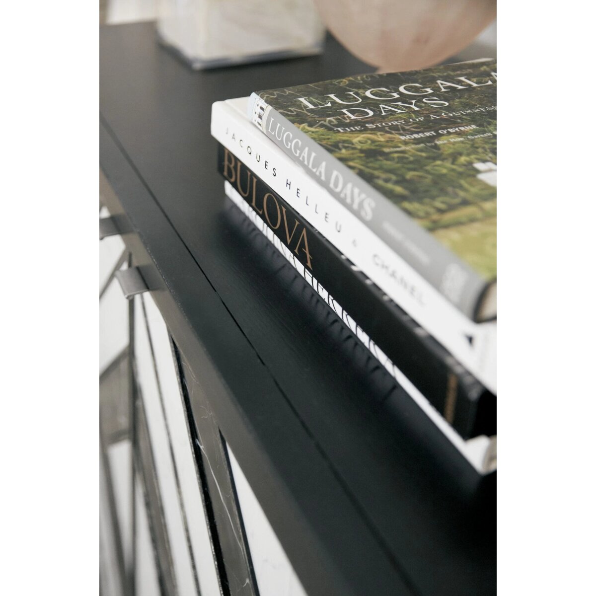 4e80bcfd4529b7e1f9702dc84ae19eab Sanctuary Noir Et Blanc Entertainment Console - Image 1