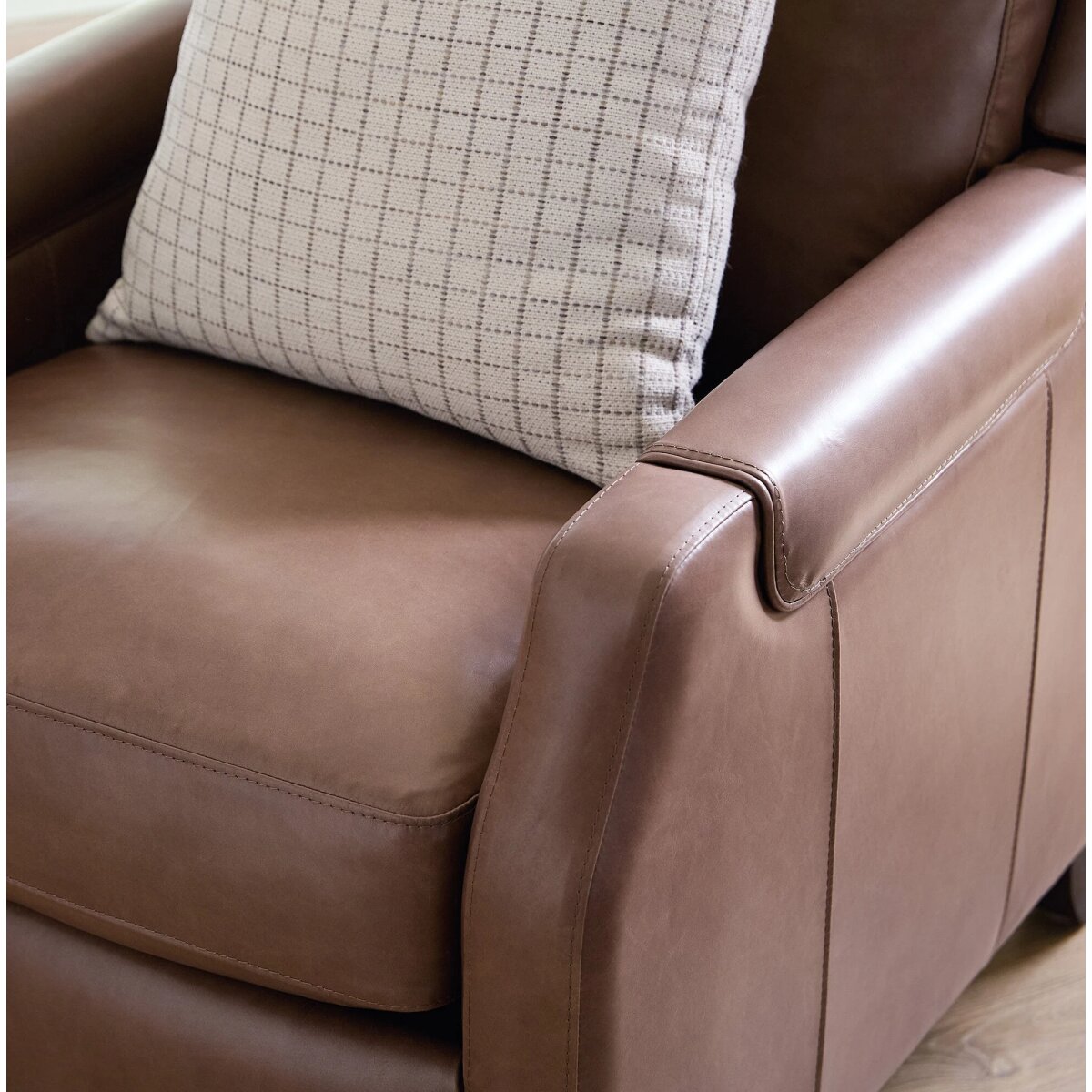 a5be41d3adbd5222ff2772318ff092ac Nelson Power Recliner w/Power Headrest - Image 1