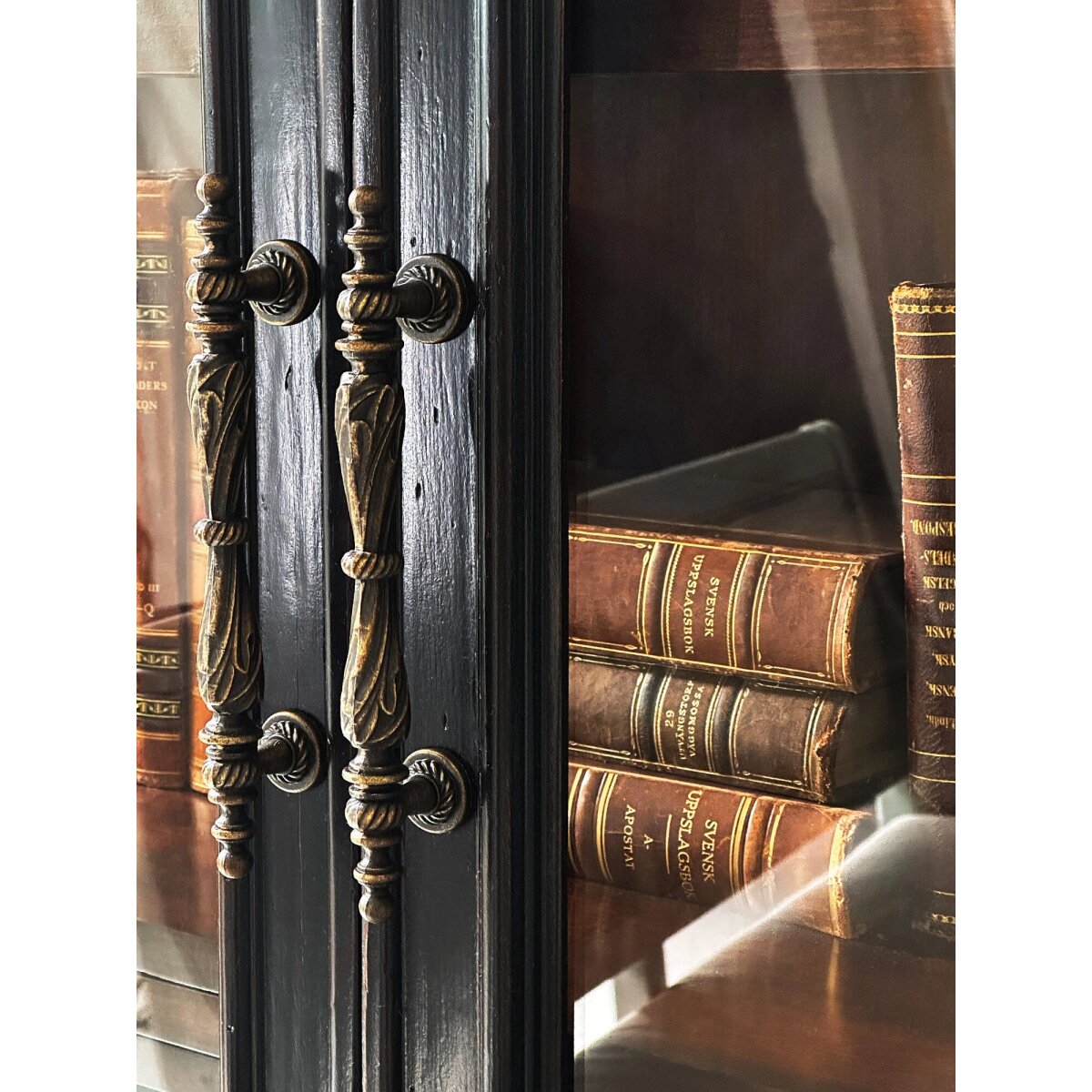 a9ae8e88d25c7b39758515b121642bdd Charleston Display Cabinet - Image 1